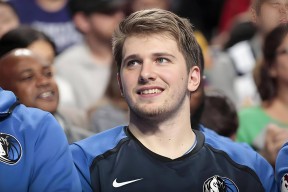 爱游戏综合 - 东契奇迎来十二赛季高光表现，C9球迷沸腾！